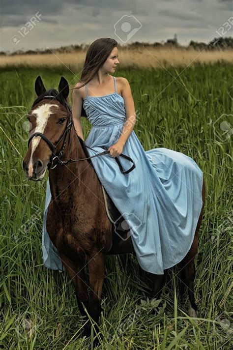 chicas follando con caballos|Hermosa jovencita follada en la naturaleza por un caballo